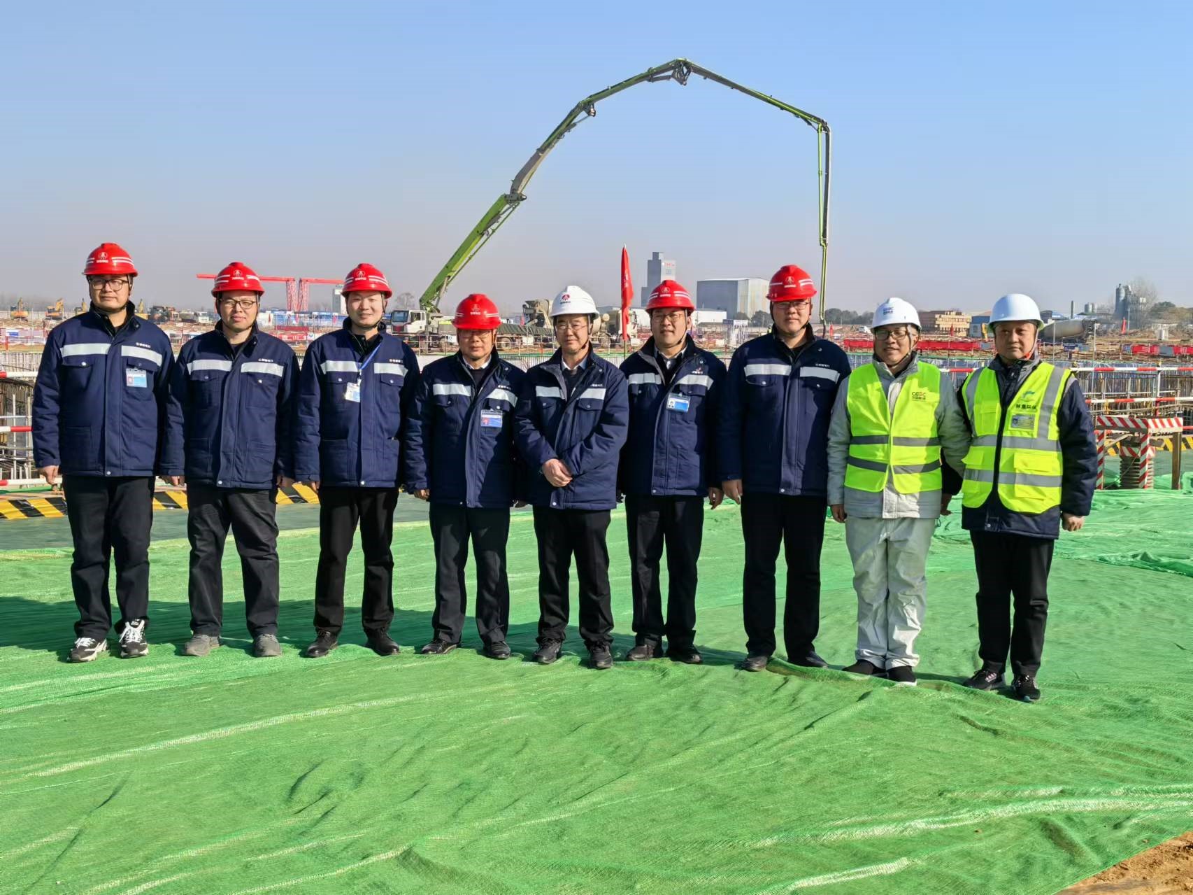 河南林泉環(huán)保科技有限公司參加 陜煤信陽(yáng)2×1000MW高效超超臨界機(jī)組工程項(xiàng)目 主廠房澆筑第一罐混凝土儀式